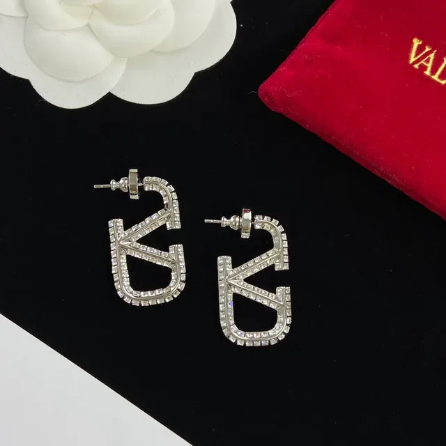 Valentino VLTN Pendientes con cristales pavé y logo geométrico 3