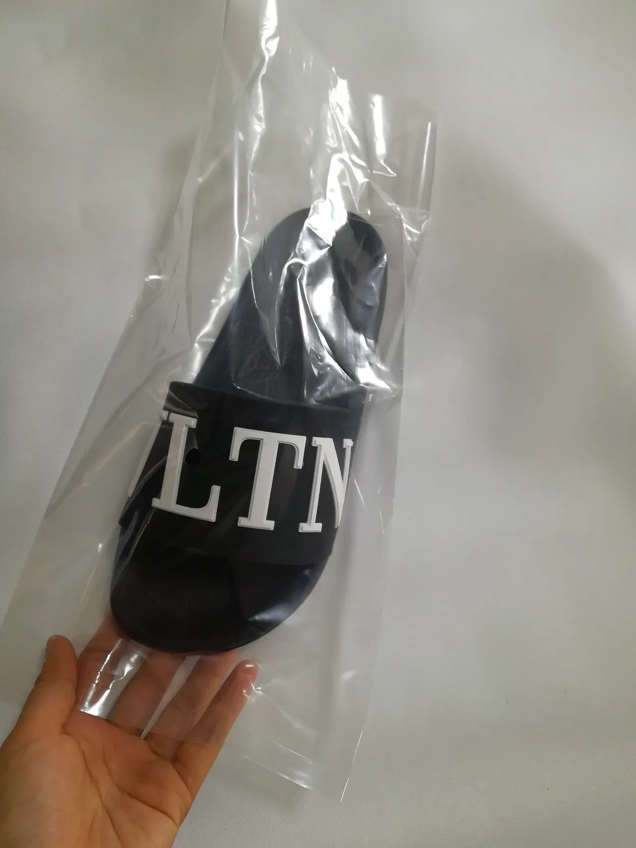 Valentino VLTN Slide noir et blanc pantoufles 2