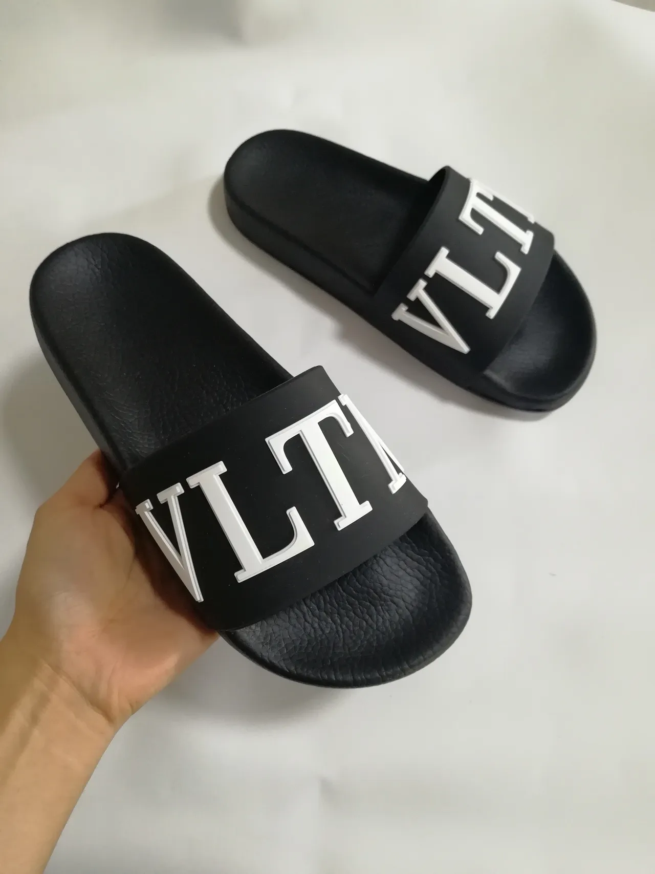 Valentino VLTN Slide noir et blanc pantoufles 3
