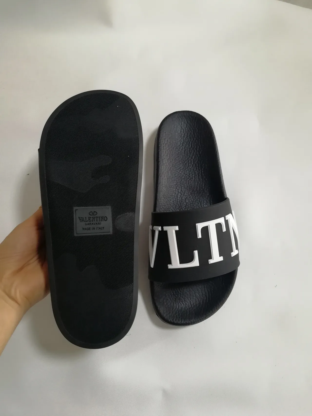 Valentino VLTN Slide noir et blanc pantoufles 4