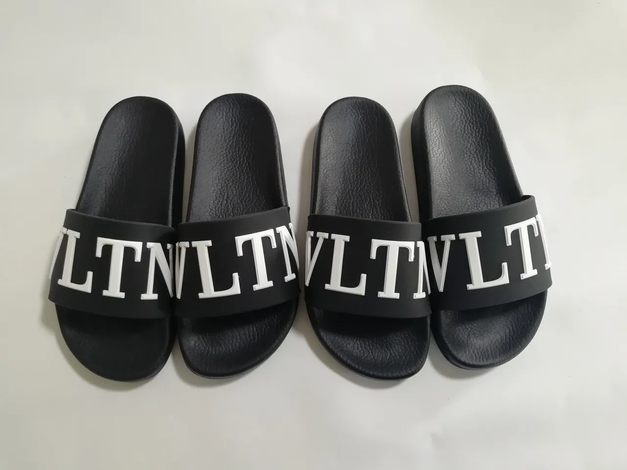 Valentino VLTN Slide noir et blanc pantoufles 5