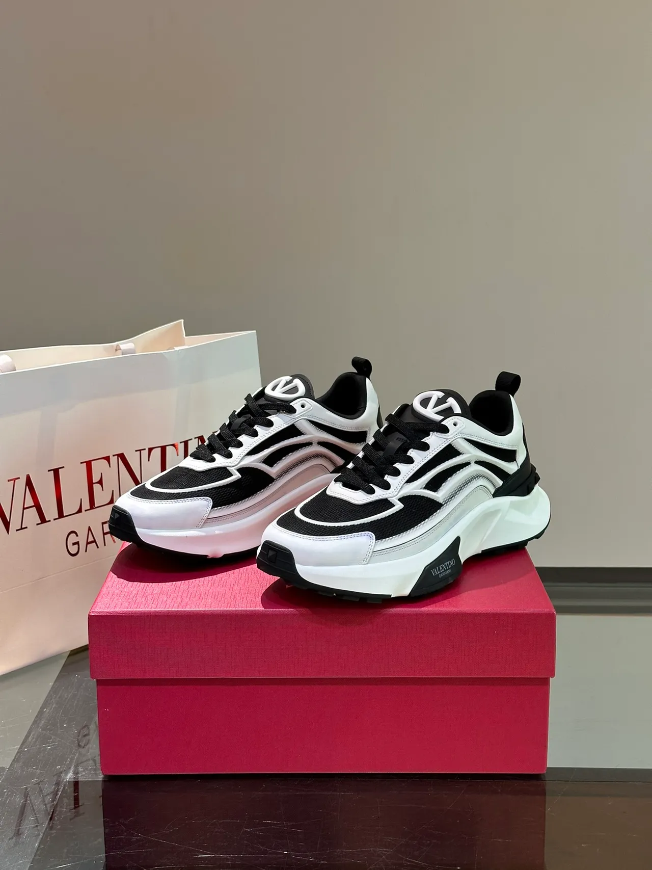 Valentino Branco Negro Sola Esculpida Upper Em Camadas Tênis Chunky 2