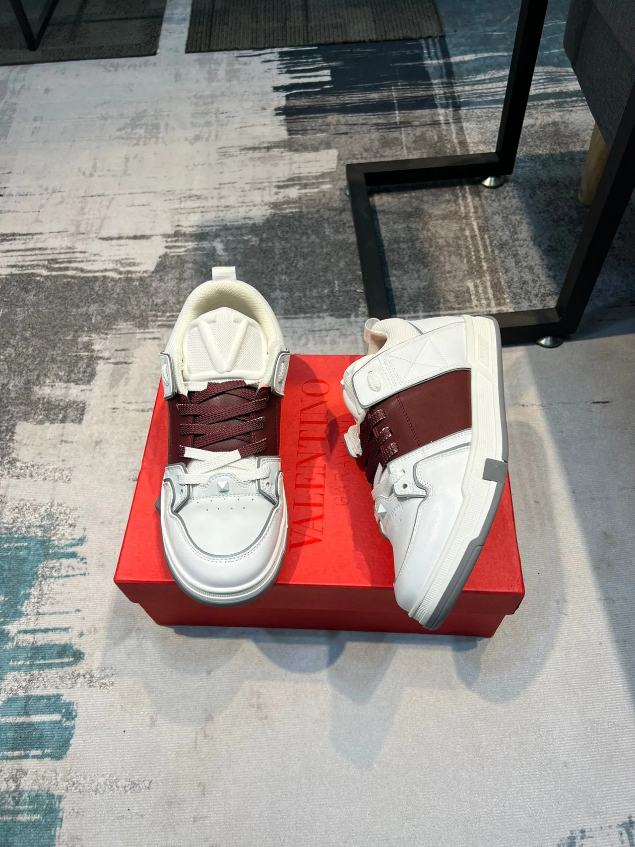 Valentino Blanc Bordeaux Couche Cuir et Maille Supérieure Panneau Géométrique Matelassé Latéral Sneakers Lifestyle 3