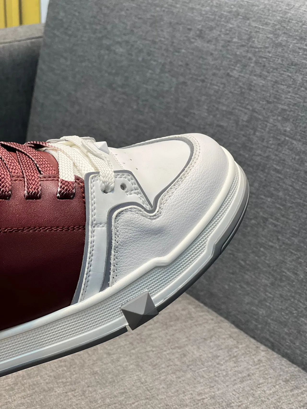 Valentino Blanc Bordeaux Couche Cuir et Maille Supérieure Panneau Géométrique Matelassé Latéral Sneakers Lifestyle 4