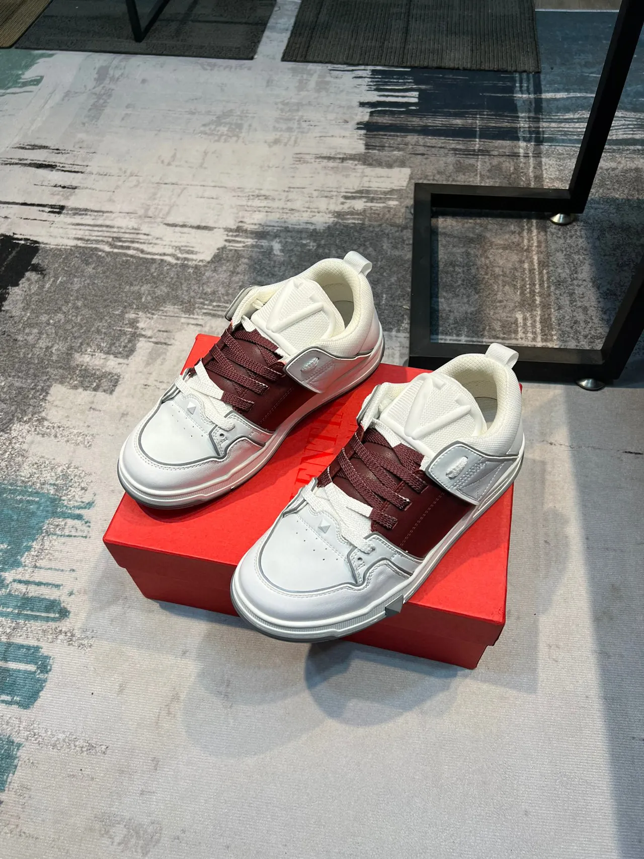 Valentino Blanc Bordeaux Couche Cuir et Maille Supérieure Panneau Géométrique Matelassé Latéral Sneakers Lifestyle 5