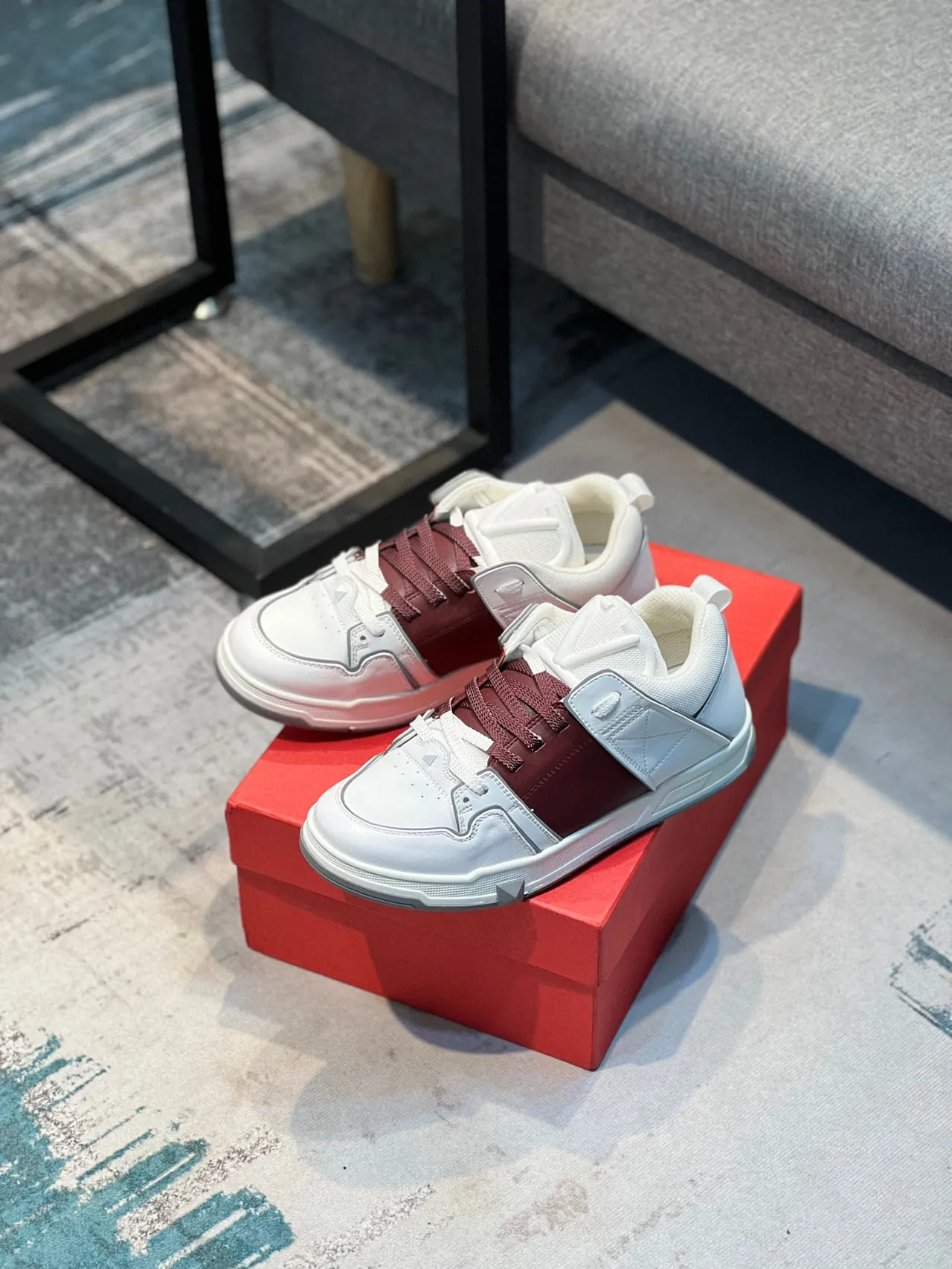 Valentino Blanc Bordeaux Couche Cuir et Maille Supérieure Panneau Géométrique Matelassé Latéral Sneakers Lifestyle 7