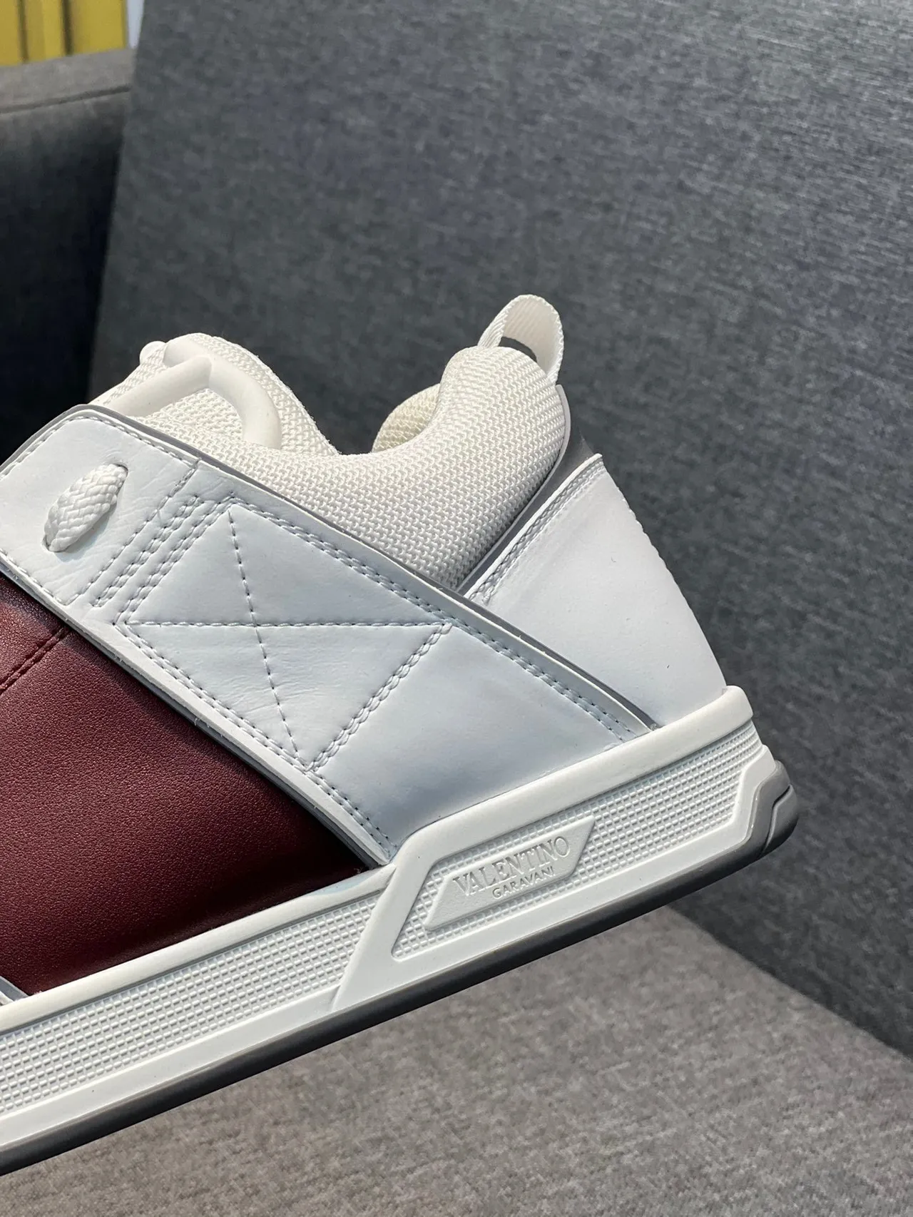 Valentino Blanc Bordeaux Couche Cuir et Maille Supérieure Panneau Géométrique Matelassé Latéral Sneakers Lifestyle 8