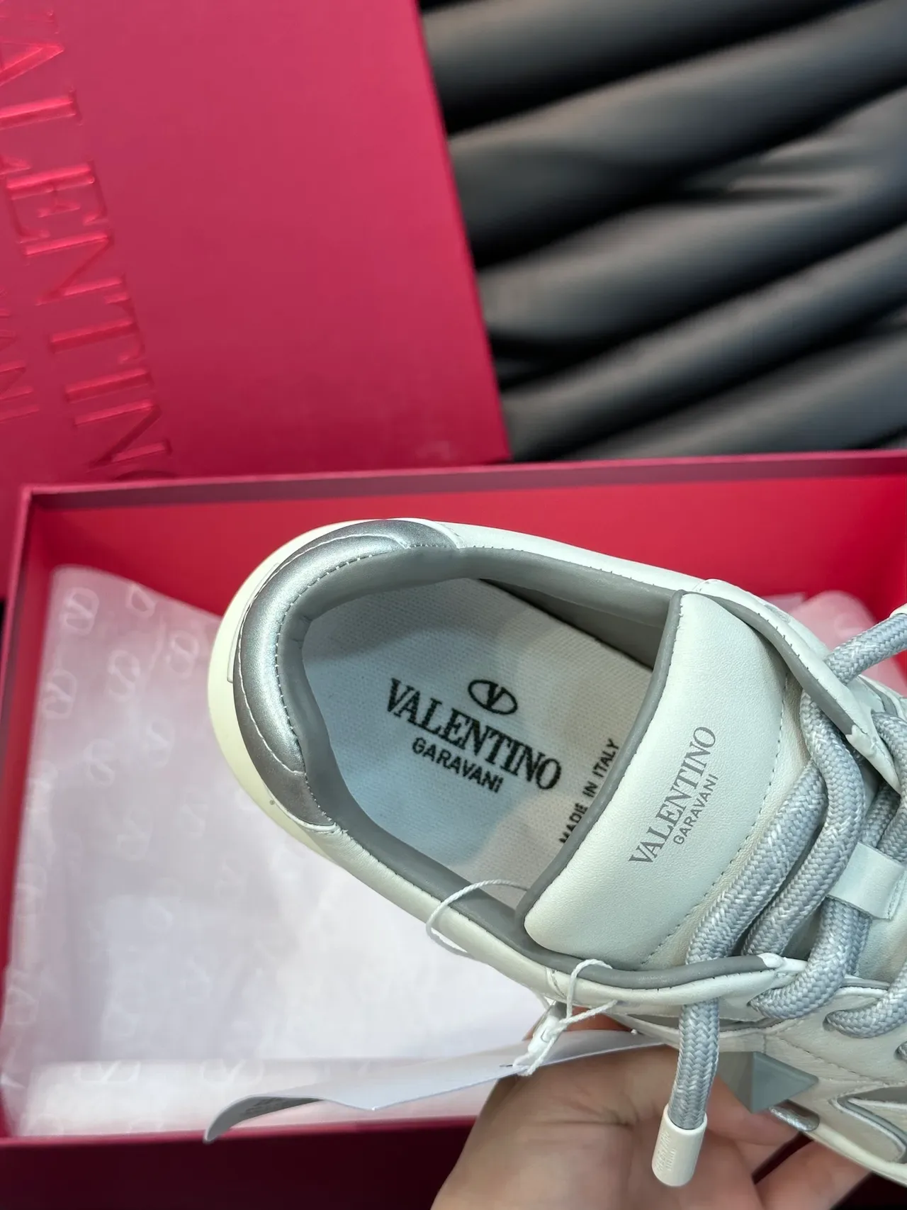 Valentino Branco Cinza Camadas Couro-e-Mesh Superior Placa Geométrica Metálica Lateral Tênis Lifestyle 2