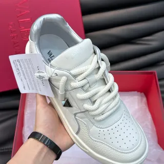 Valentino أبيض فضي جلد Rockstud Hardware Lifestyle Sneakers