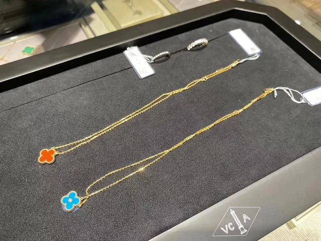 Van Cleef & Arpels Alhambra قلادة المينا الأزرق للكلفر ذو الأوراق الأربعة 4