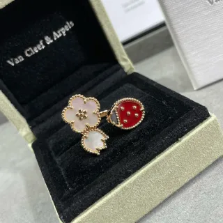 Van Cleef & Arpels ألھامبرا وليديبج موديل خاتم ذهبي