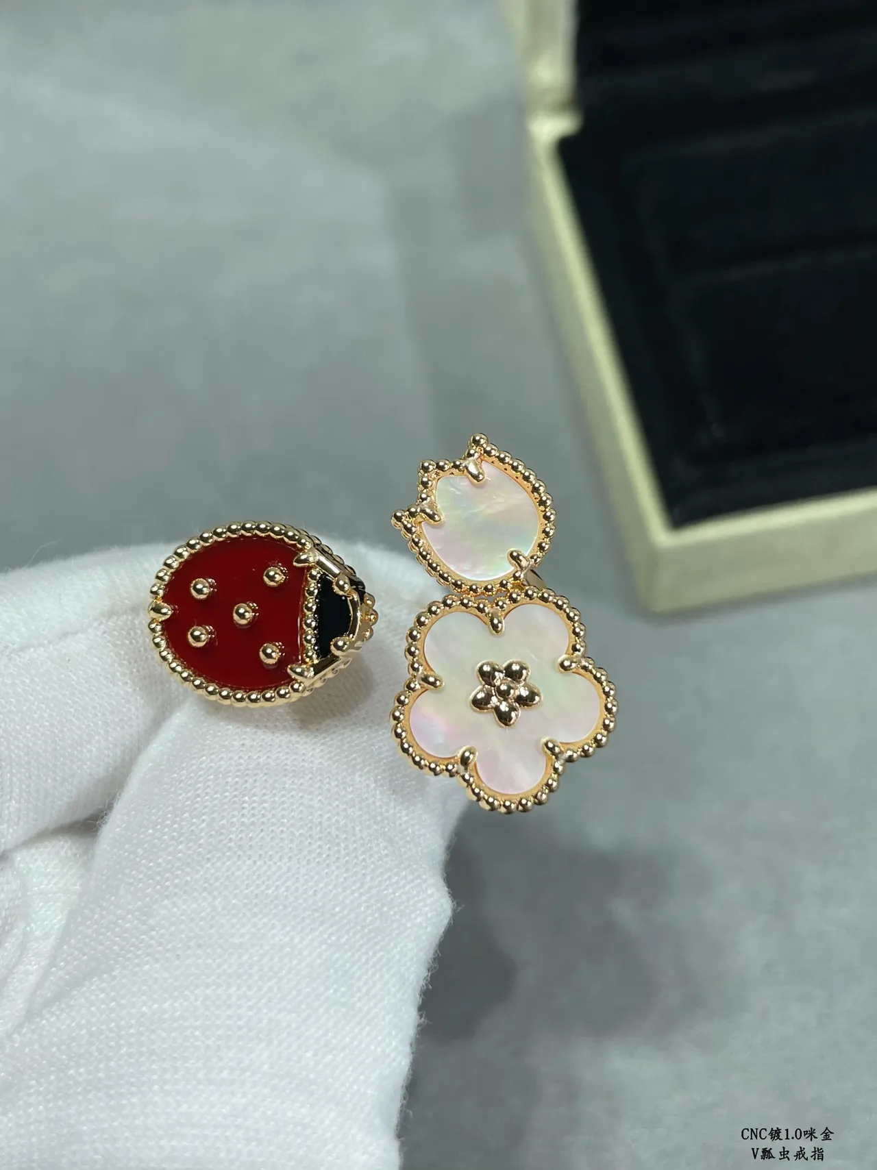 Anneaux en or Van Cleef & Arpels Alhambra et Ladybug Motif 2