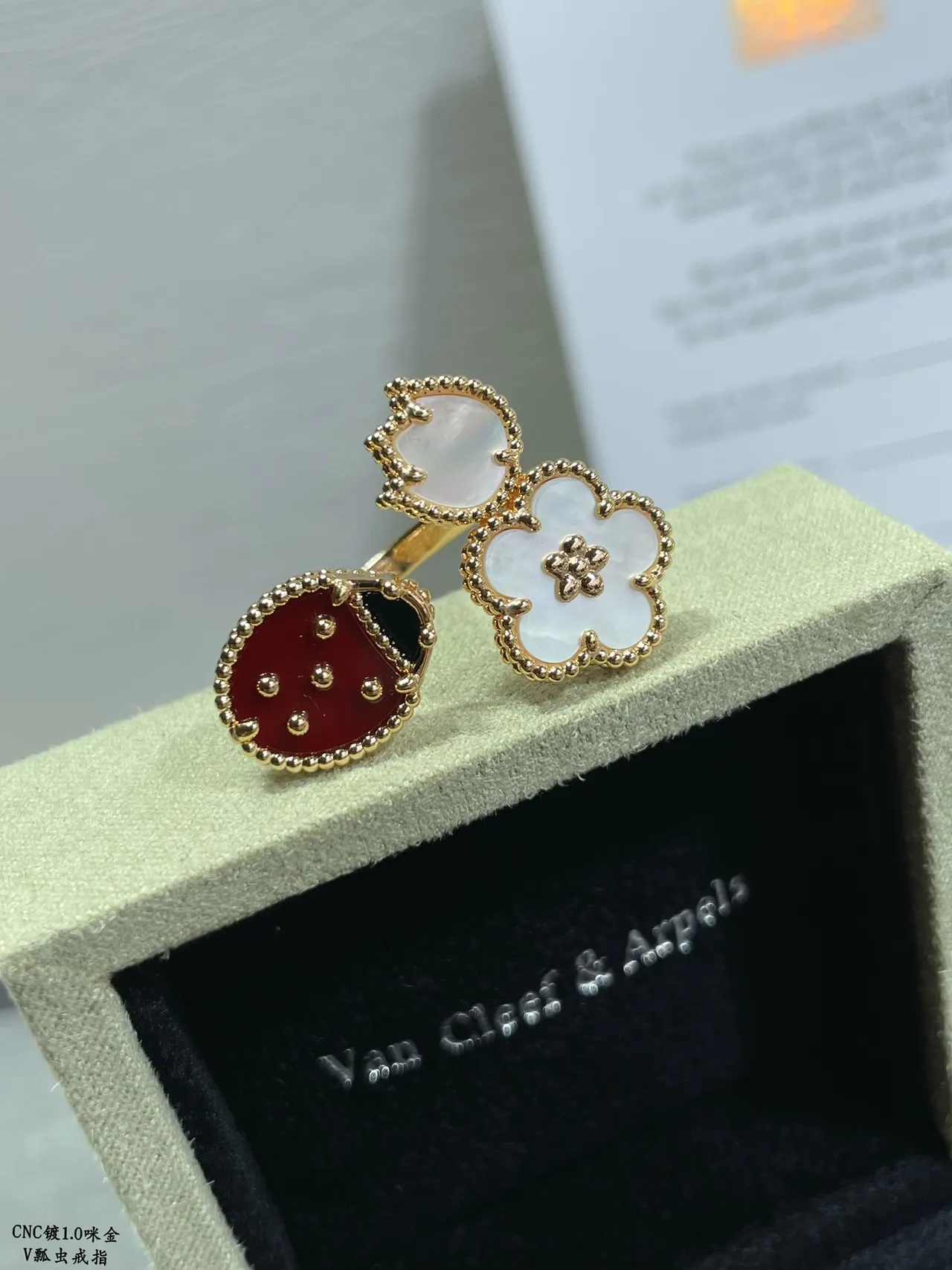 Anneaux en or Van Cleef & Arpels Alhambra et Ladybug Motif 3