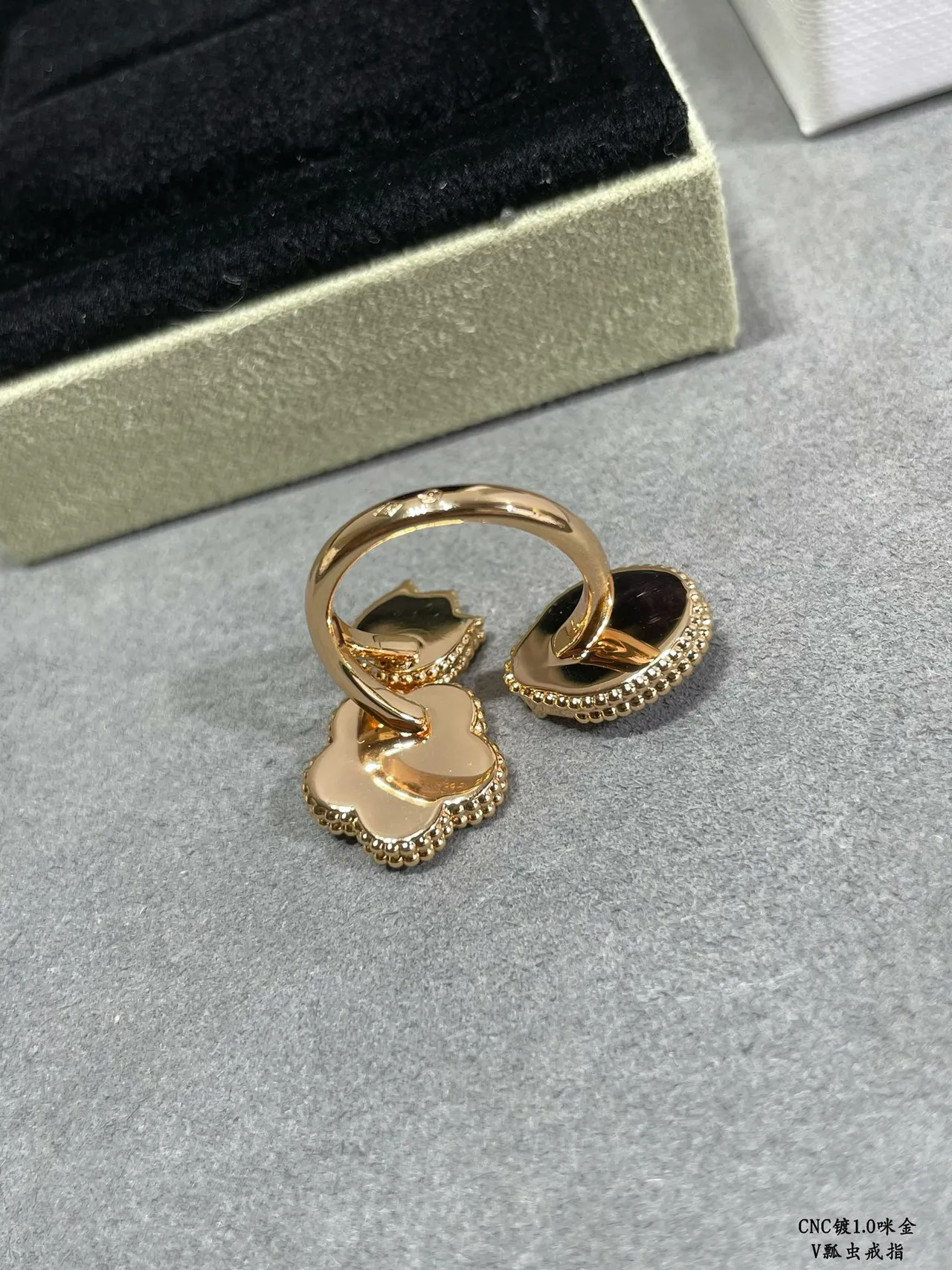 Anneaux en or Van Cleef & Arpels Alhambra et Ladybug Motif 4