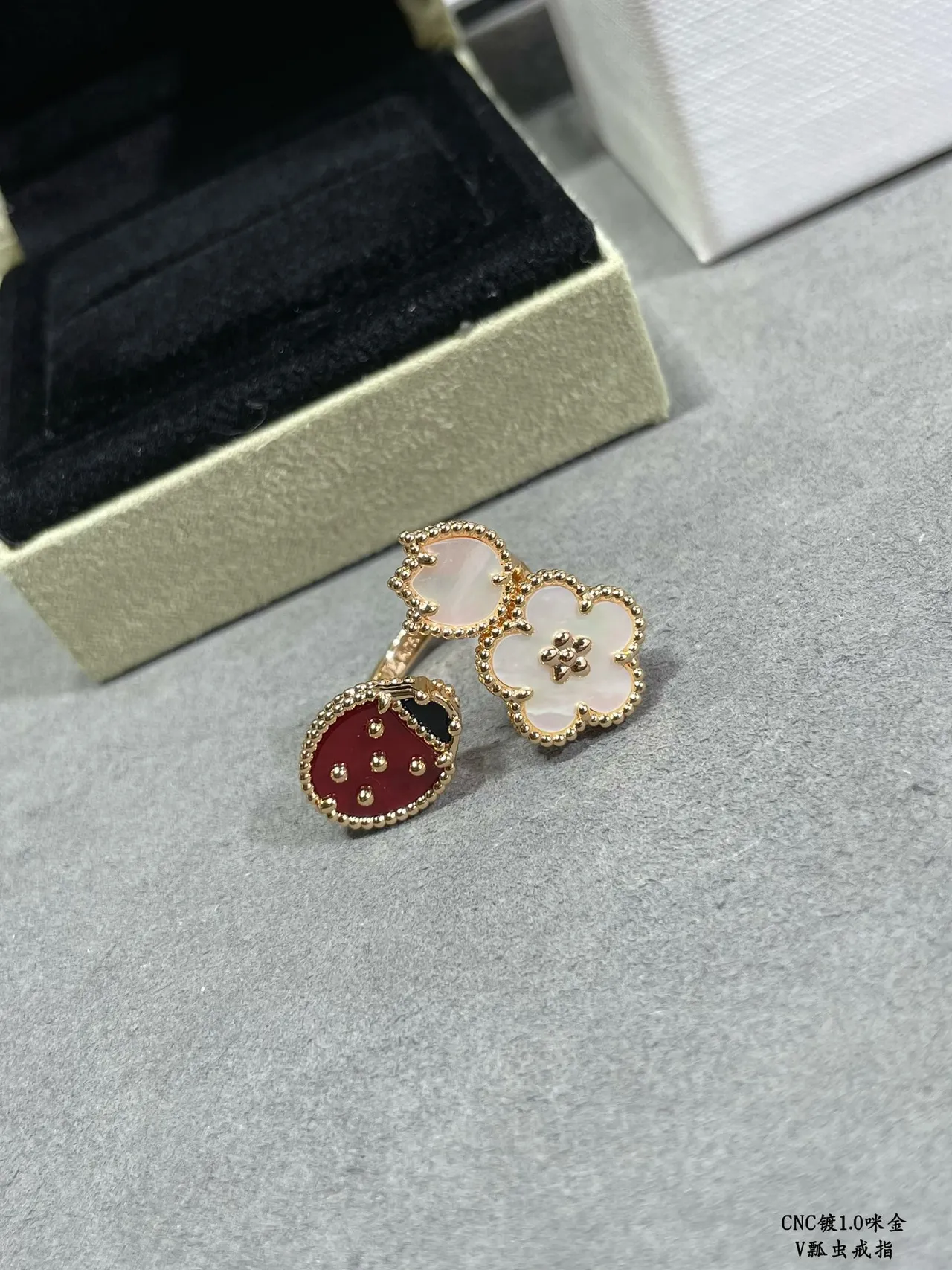 Anneaux en or Van Cleef & Arpels Alhambra et Ladybug Motif 5