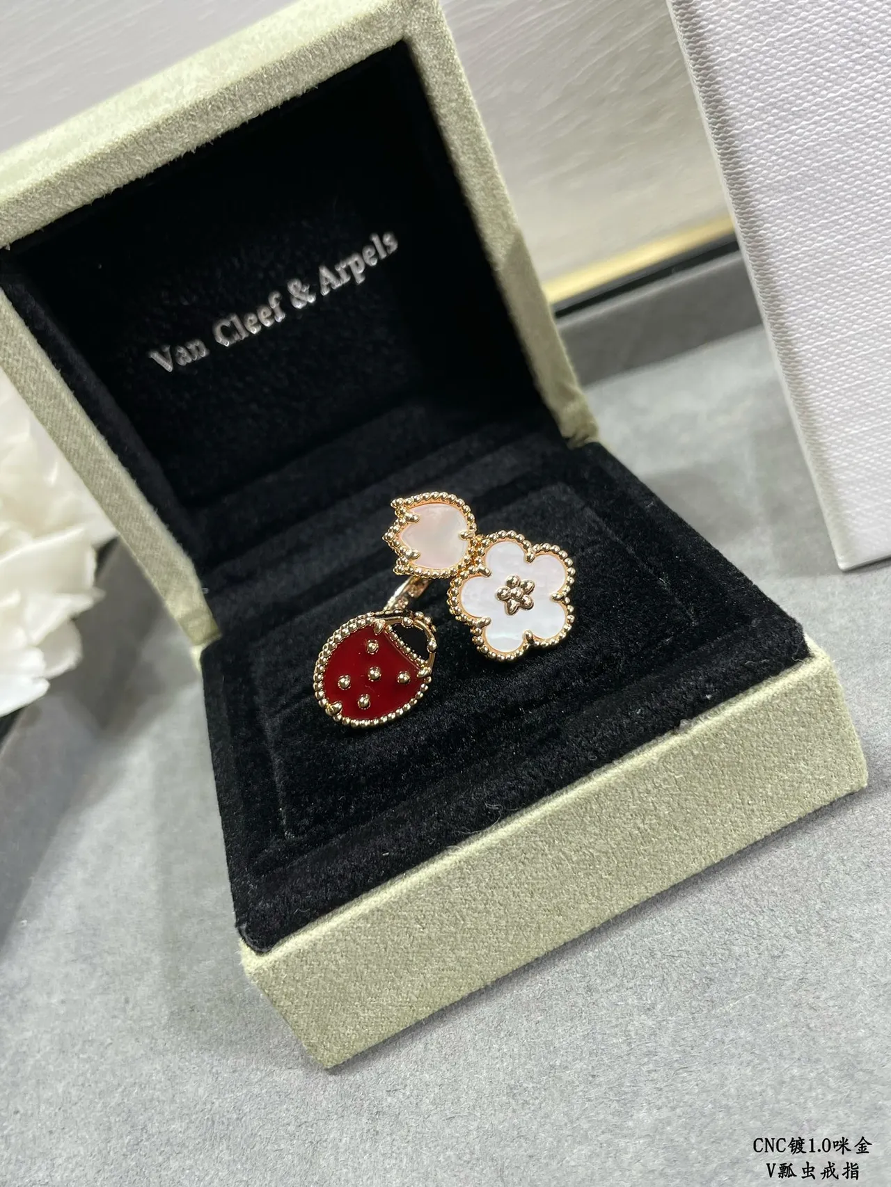 Anneaux en or Van Cleef & Arpels Alhambra et Ladybug Motif 7