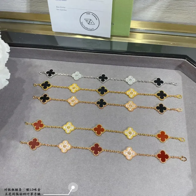 Van Cleef & Arpels Alhambra Five Motif Pulseira de Esmalte Vermelho e Diamantes 2