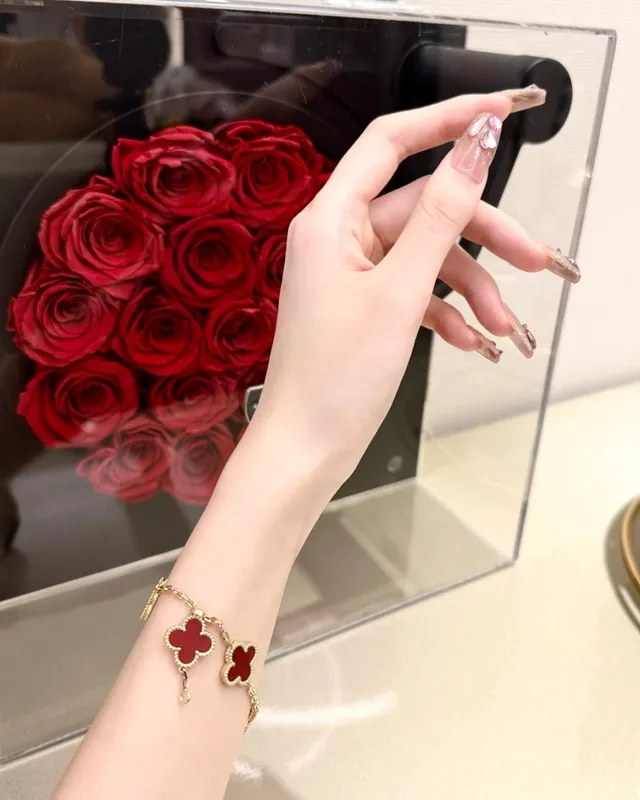 Van Cleef & Arpels Alhambra Cinq Motifs Émail Rouge Bracelet en Or 2