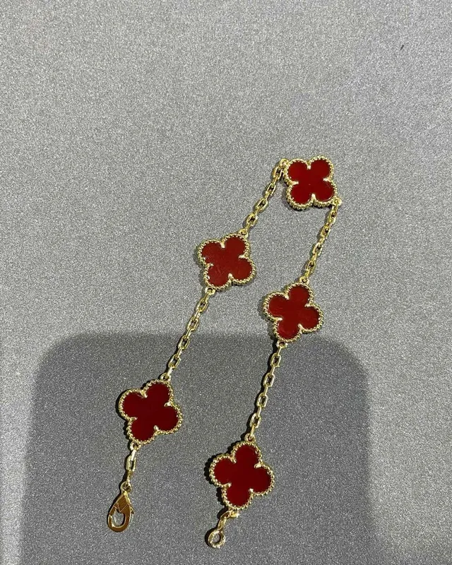Van Cleef & Arpels Alhambra Cinq Motifs Émail Rouge Bracelet en Or 3