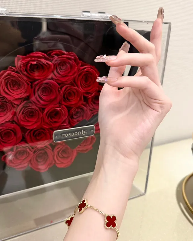 Van Cleef & Arpels Alhambra Cinq Motifs Émail Rouge Bracelet en Or 5