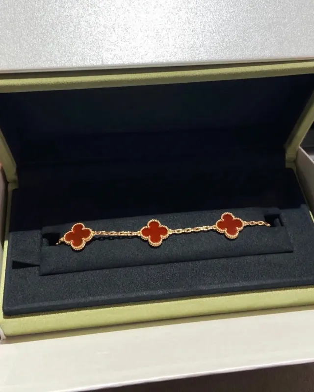 Van Cleef & Arpels Alhambra Cinq Motifs Émail Rouge Bracelet en Or 6