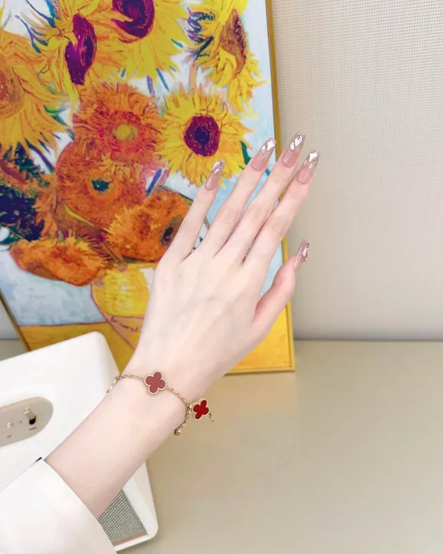 Van Cleef & Arpels Alhambra Cinq Motifs Émail Rouge Bracelet en Or 8