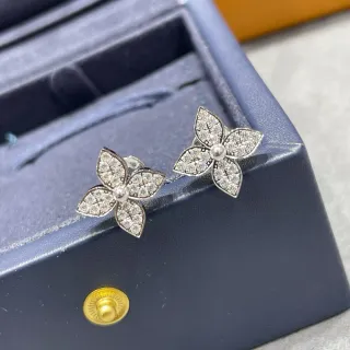 Van Cleef & Arpels Alhambra Fleur à Quatre Feuilles Pavé Clous d'Oreilles