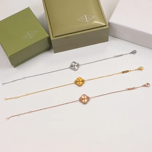Van Cleef & Arpels Alhambra Or Argent Motif Trèfle à Quatre Feuilles Détail de Bordure Perlée Bracelet 2