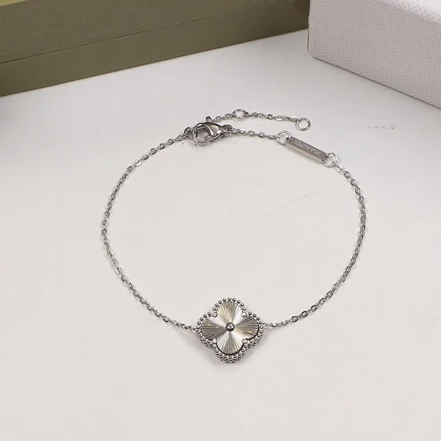 Van Cleef & Arpels Alhambra Or Argent Motif Trèfle à Quatre Feuilles Détail de Bordure Perlée Bracelet 3