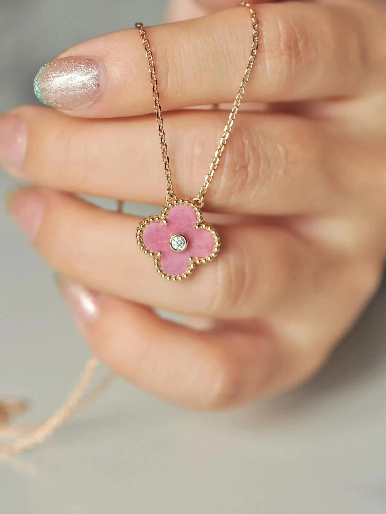 Van Cleef & Arpels Alhambra قلادة بإيمل وردي وماس 2