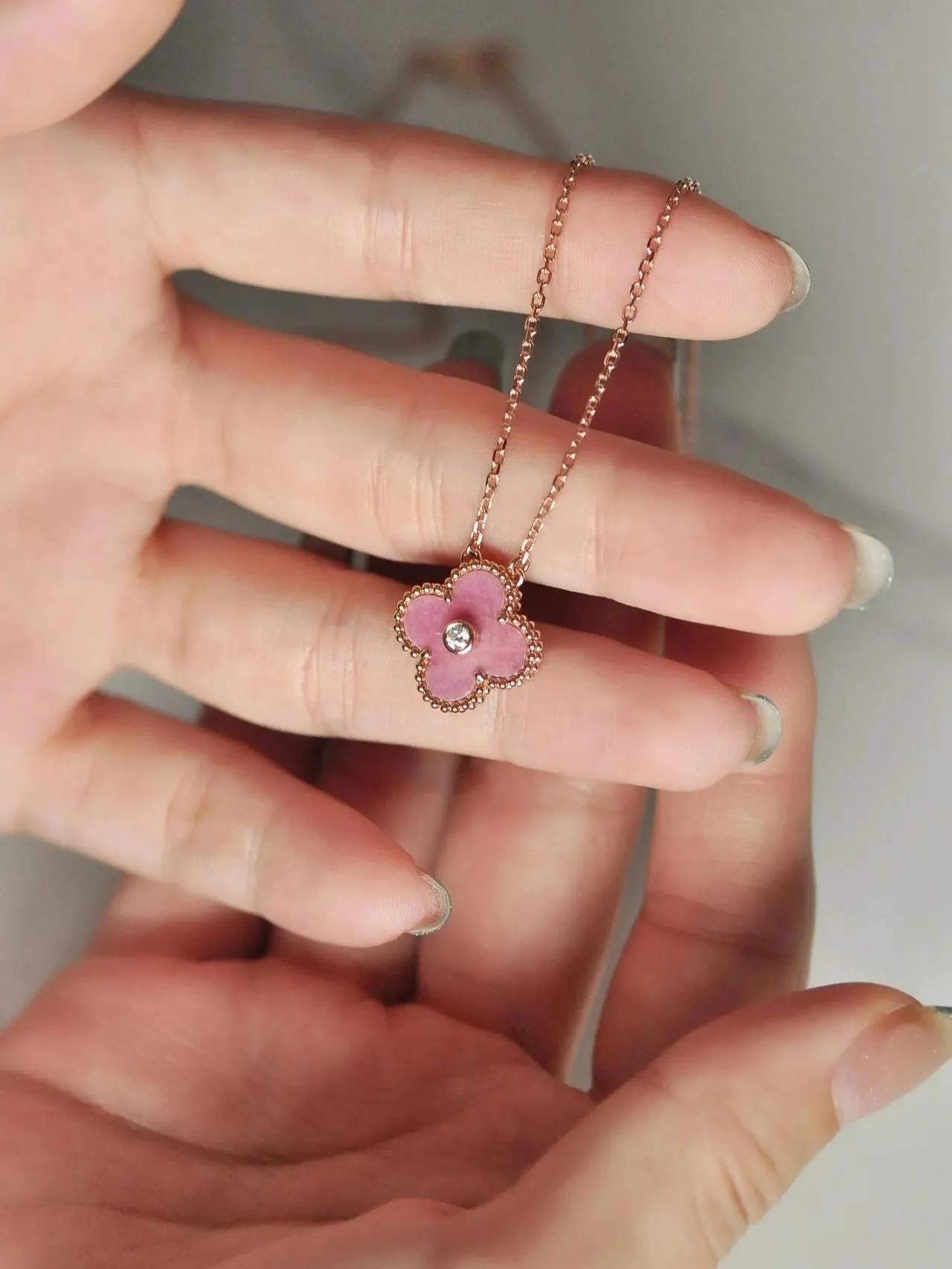 Van Cleef & Arpels Alhambra قلادة بإيمل وردي وماس 3