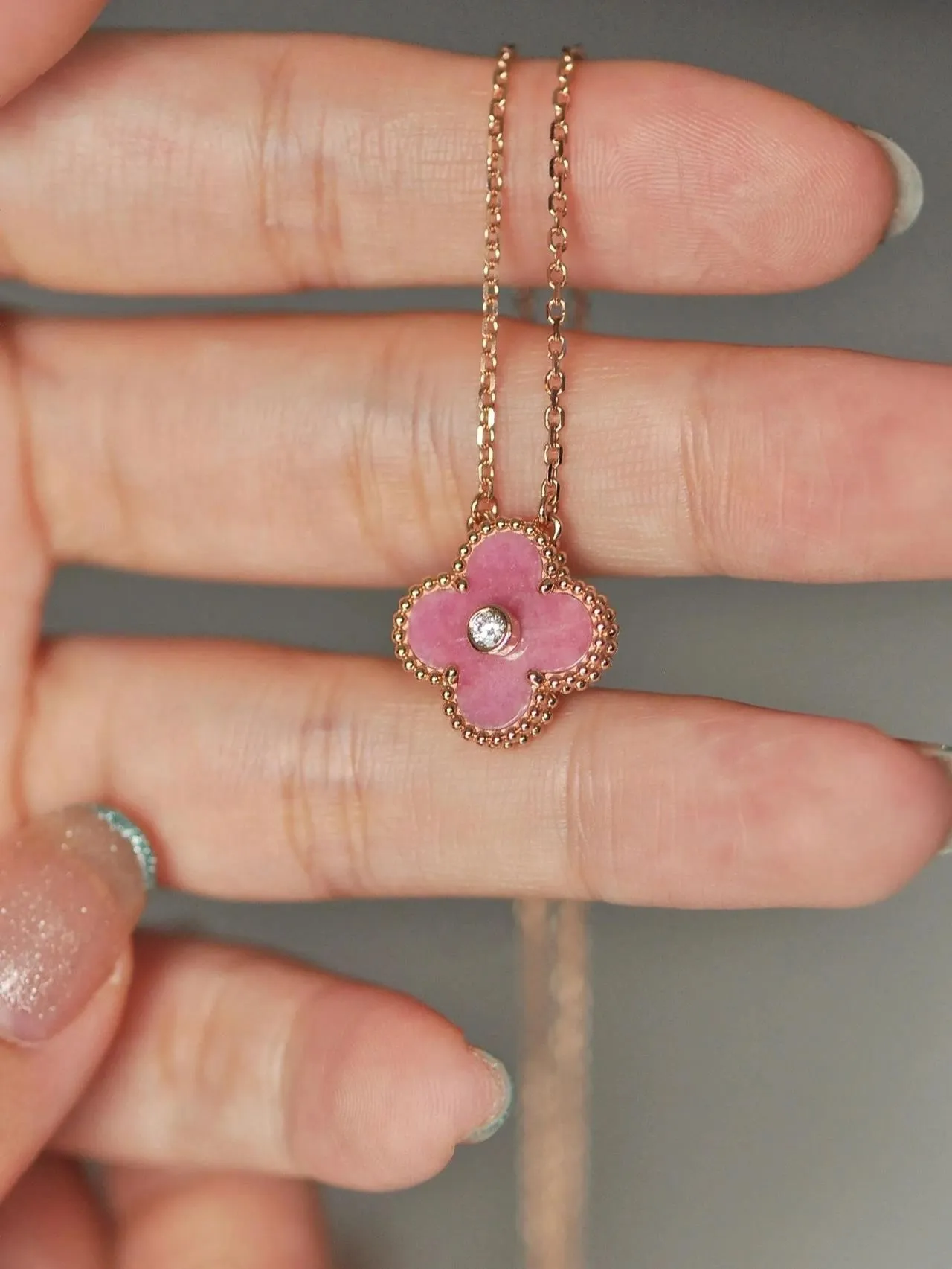 Van Cleef & Arpels Alhambra قلادة بإيمل وردي وماس 4