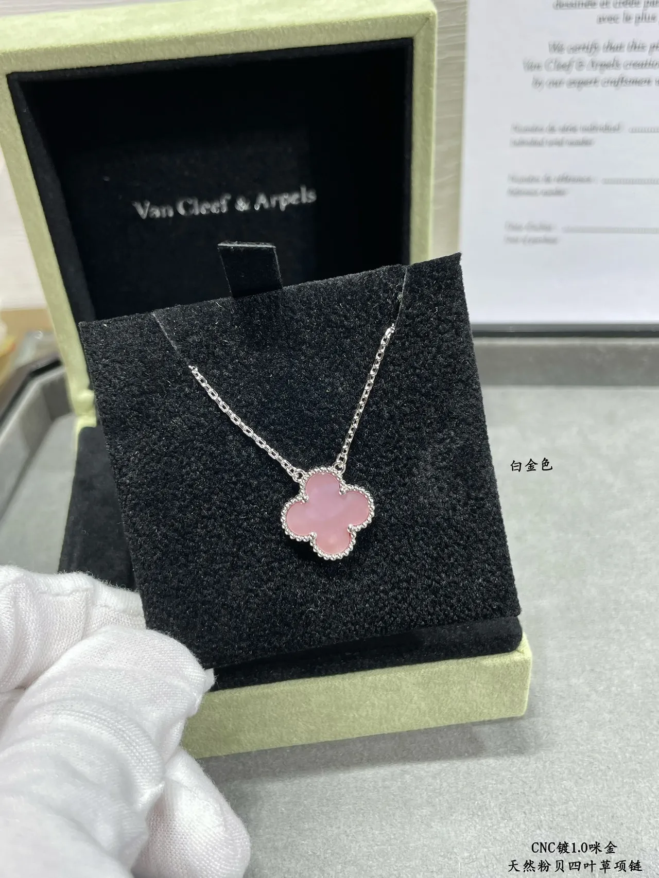 Van Cleef & Arpels Alhambra Collier de perle-mère rose à quatre feuilles de trèfle 4