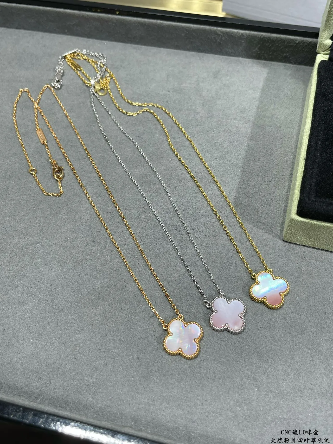 Van Cleef & Arpels Alhambra Collier de perle-mère rose à quatre feuilles de trèfle 9