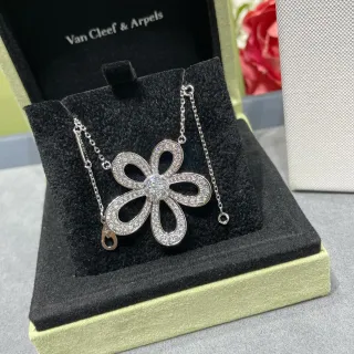 Van Cleef & Arpels قلادة بتصميم زهرة Pavé من الماس