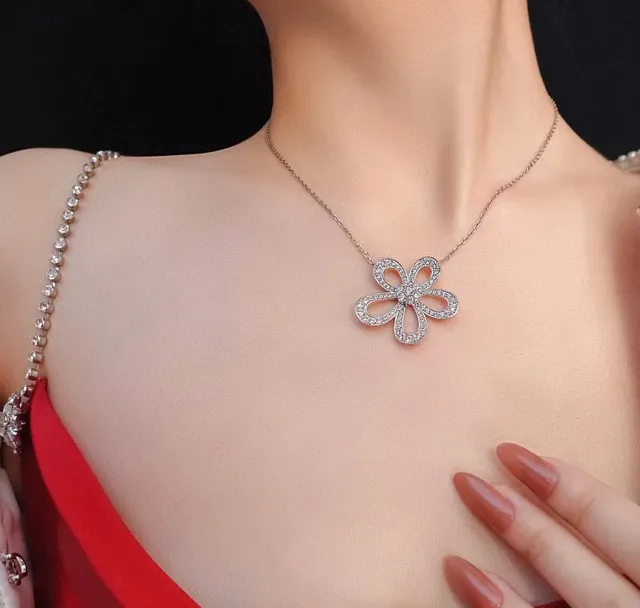 Van Cleef & Arpels Flower Motif Pavé Diamond Necklace 8