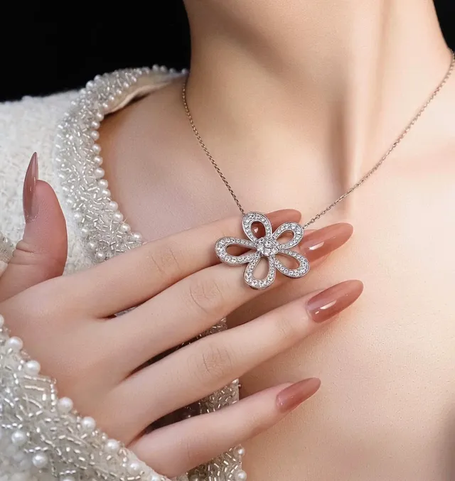 Van Cleef & Arpels Flower Motif Pavé Diamond Necklace 9
