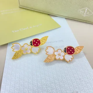 Van Cleef & Arpels أقراط نقشة الدعسوقة والزهور الذهبية