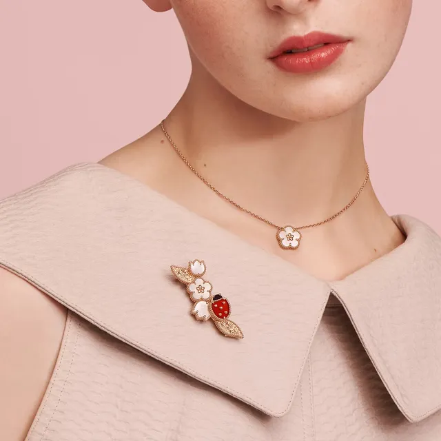 Van Cleef & Arpels أقراط نقشة الدعسوقة والزهور الذهبية 2