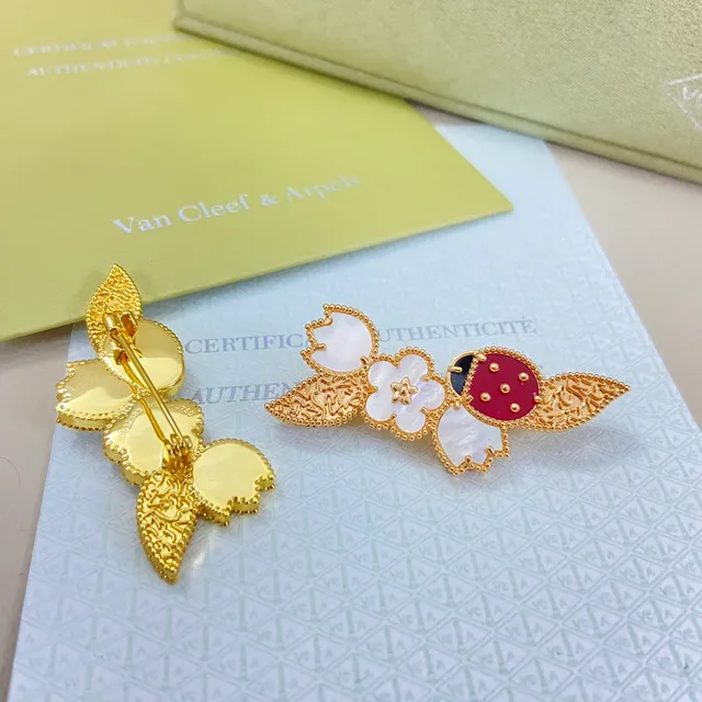 Van Cleef & Arpels أقراط نقشة الدعسوقة والزهور الذهبية 3