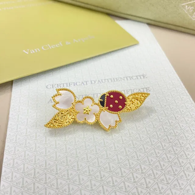Van Cleef & Arpels أقراط نقشة الدعسوقة والزهور الذهبية 4