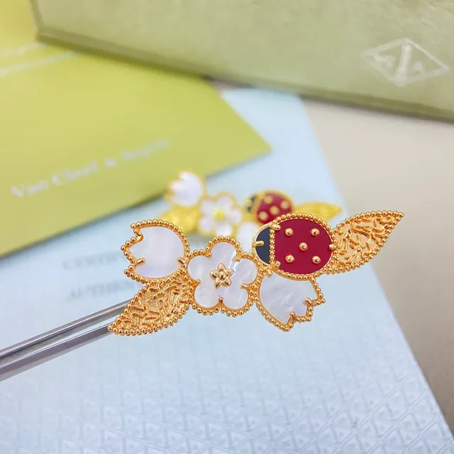 Van Cleef & Arpels أقراط نقشة الدعسوقة والزهور الذهبية 5