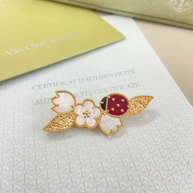 Van Cleef & Arpels أقراط نقشة الدعسوقة والزهور الذهبية 6