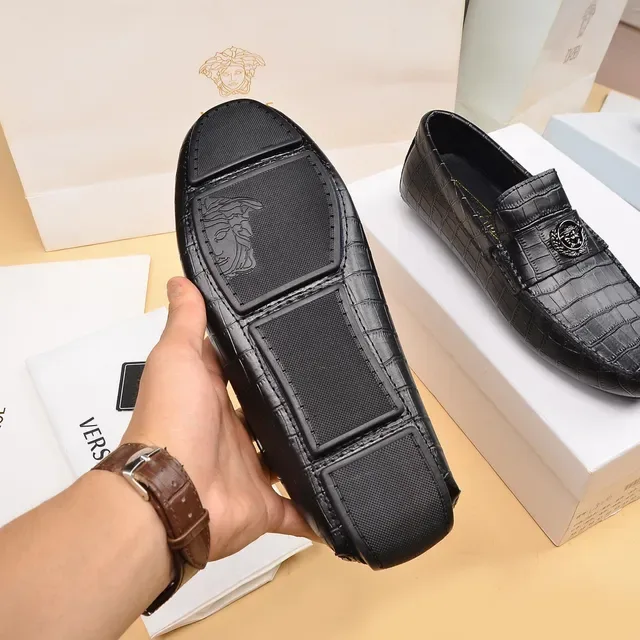 Versace Mocassin Cuir Noir et Or Embossé Crocodile Tête de Médusa Plaque Métal 4