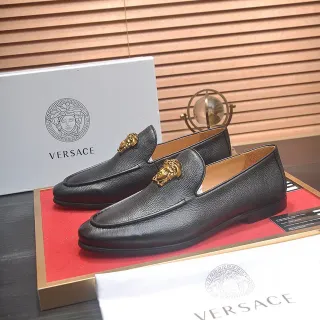 Versace काला सोना खुरदुरा चमड़ा मेड्यूसा हेड ऑर्नामेंट लोफर