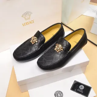 Versace Loafer de Cuero Negro y Oro con Grabado de Serpiente y Hardware de Cabeza de Medusa