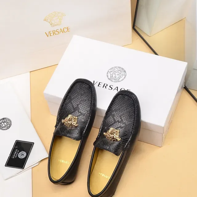 Versace Loafer en cuir noir et or avec embossage de serpent et hardware tête de Médusa 3