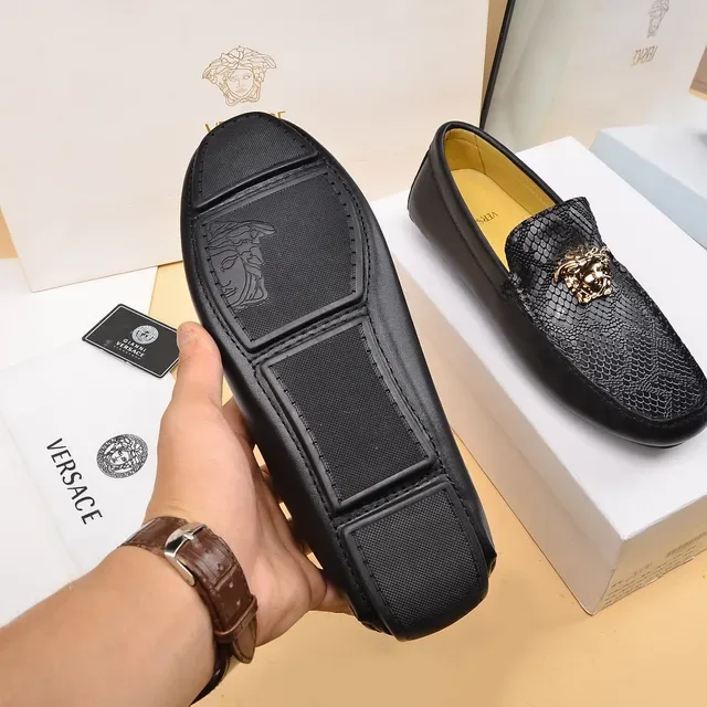 Versace Loafer en cuir noir et or avec embossage de serpent et hardware tête de Médusa 4