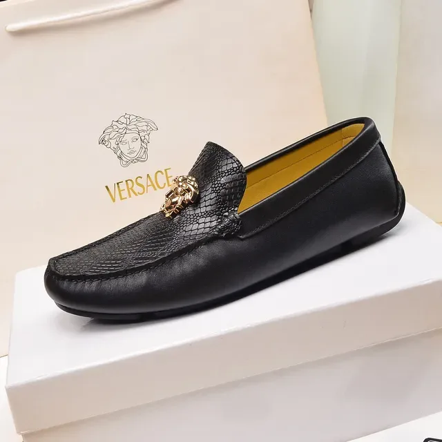 Versace Loafer en cuir noir et or avec embossage de serpent et hardware tête de Médusa 5