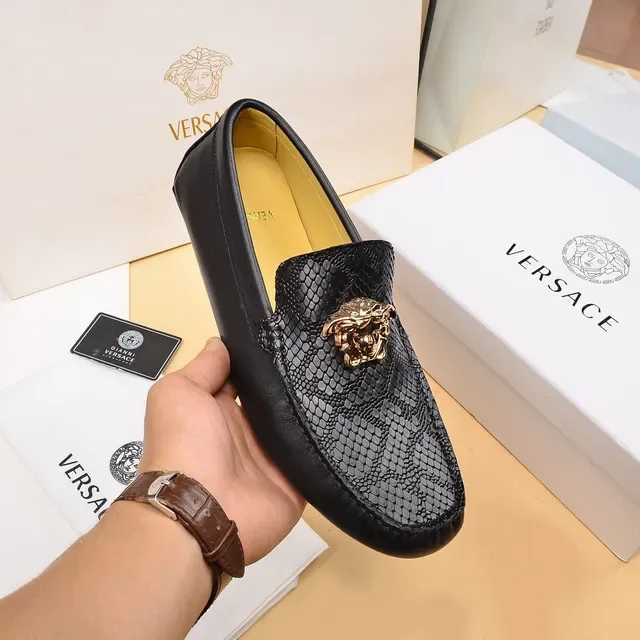 Versace Loafer en cuir noir et or avec embossage de serpent et hardware tête de Médusa 6